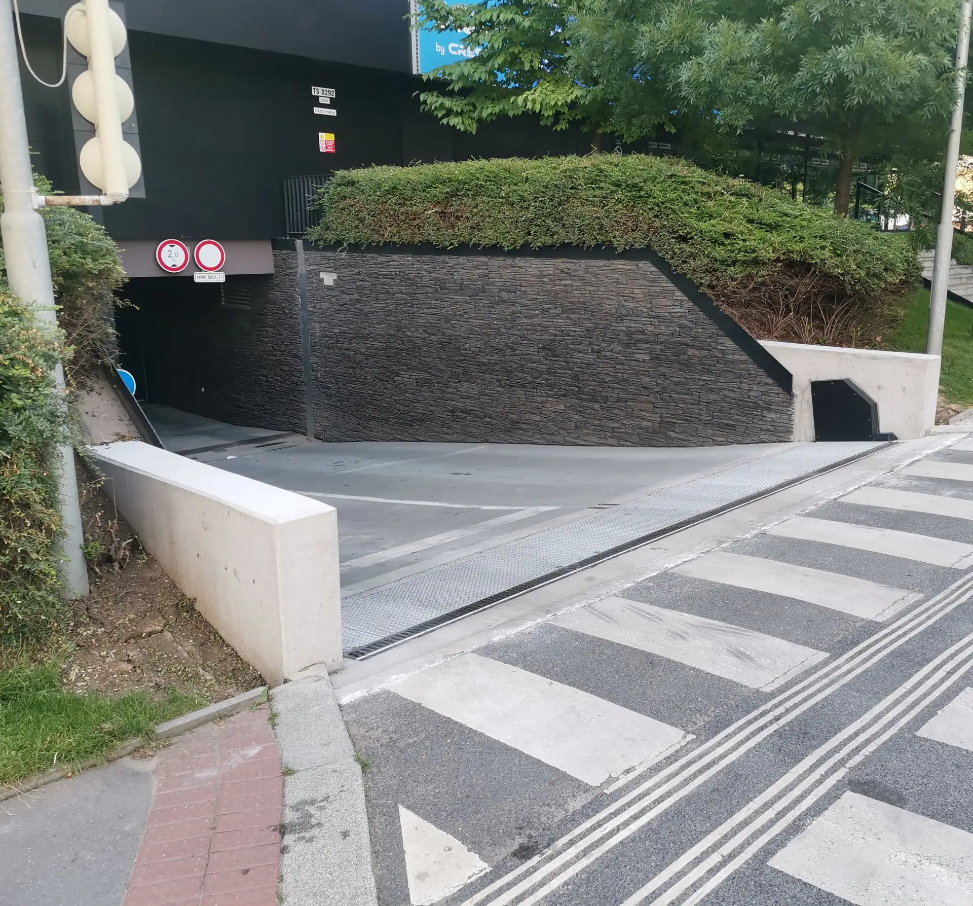 Vario DAM automata gát épületek, mélygarázsok védelmére - Vario Doors DAM Left